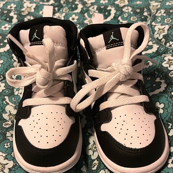 Nike Toddler 8c Shoes with Teal Swoosh - Picture 2 of 3